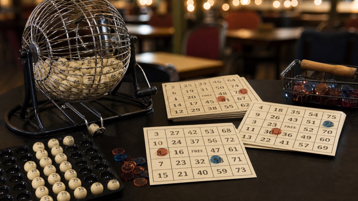 Cestello, palline e cartelle del bingo